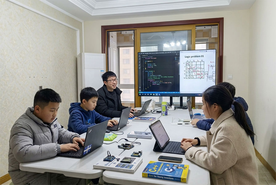 大学教授在给小学员培训C++高级算法